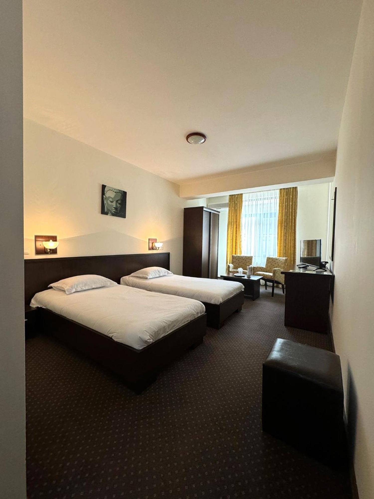 Hotel Yaky Center Piteşti Eksteriør billede