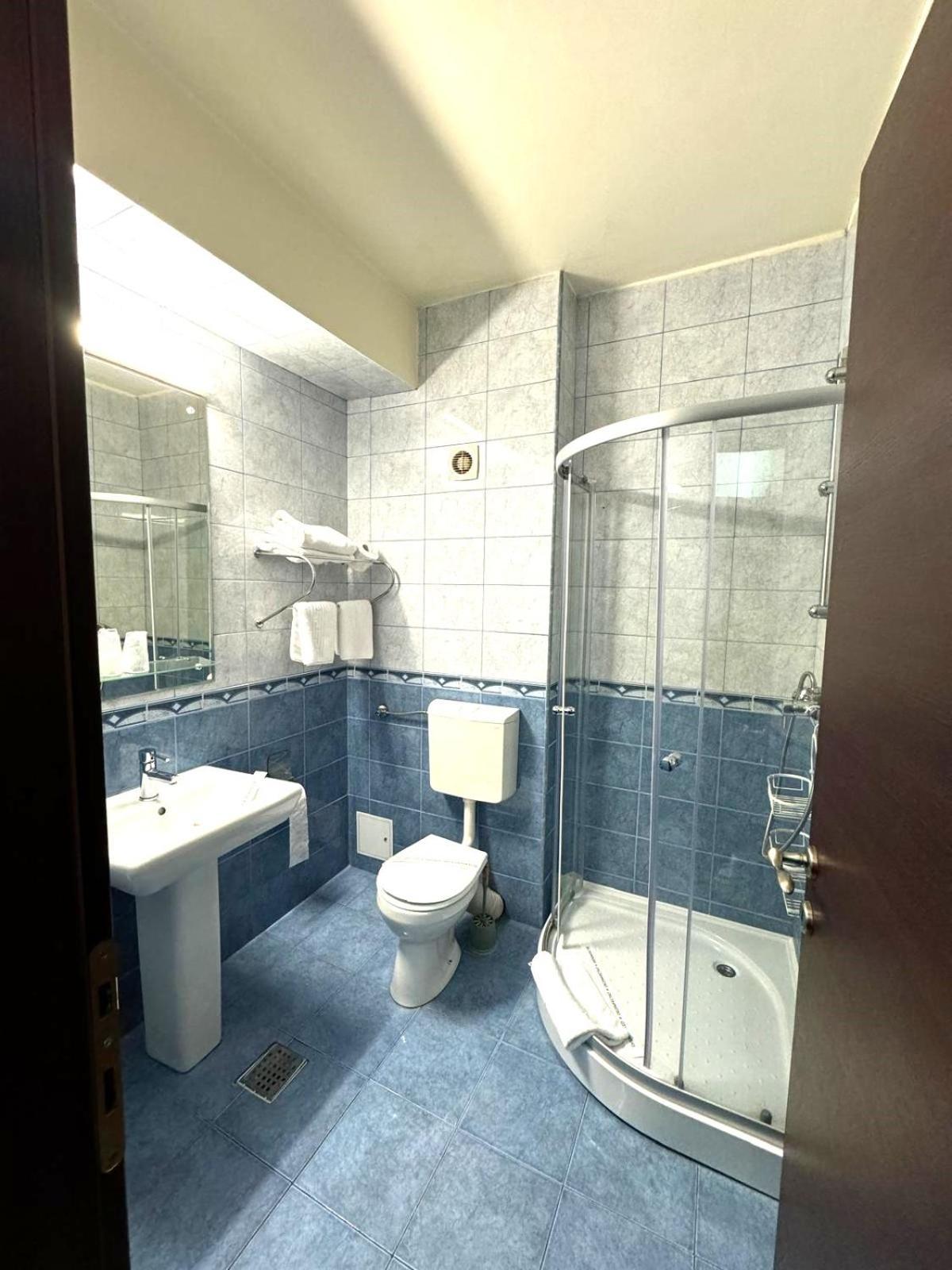 Hotel Yaky Center Piteşti Eksteriør billede