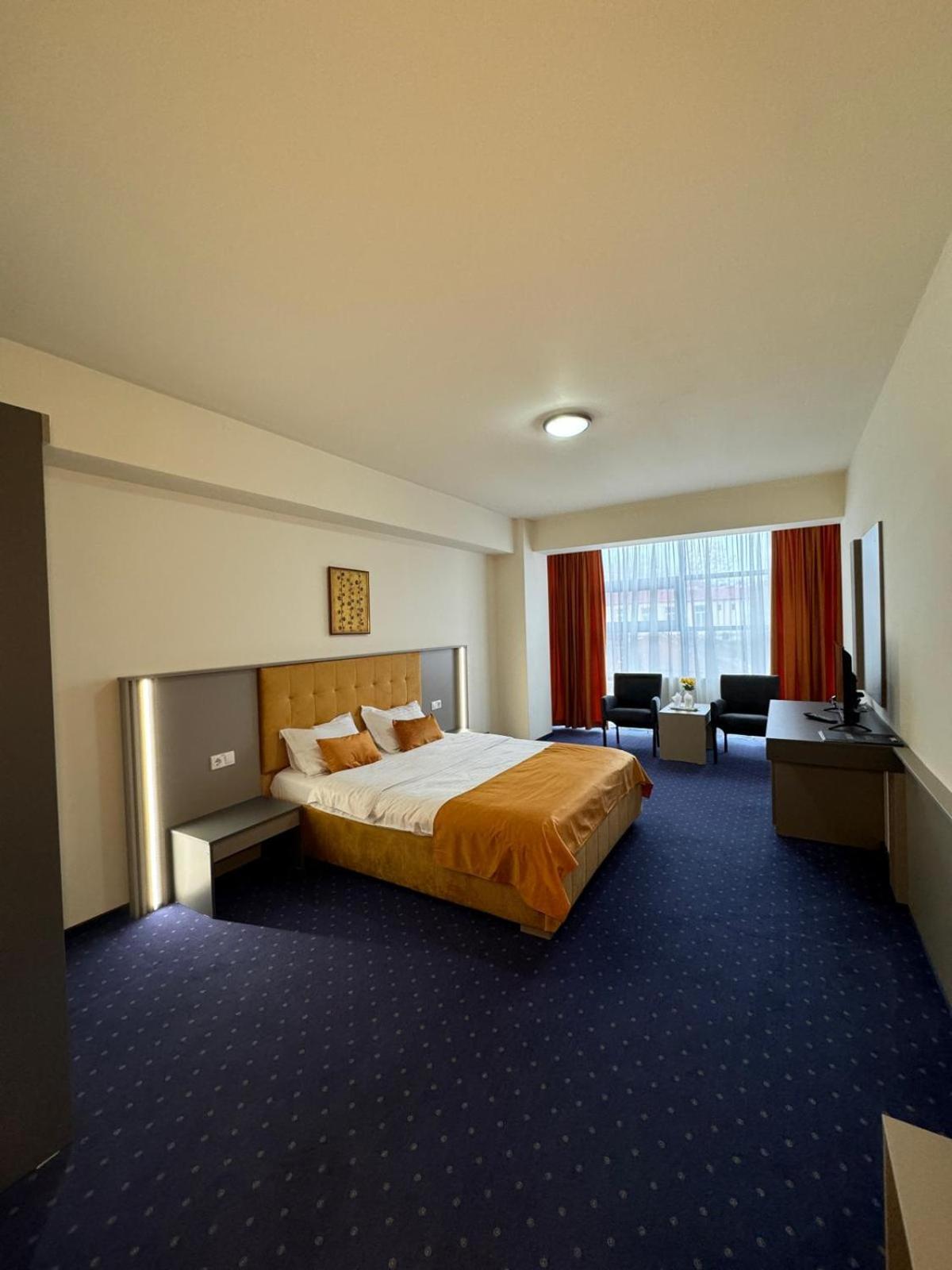 Hotel Yaky Center Piteşti Eksteriør billede